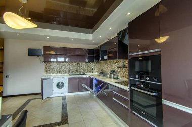 Rusya, Moskova- 17 Haziran 2018: iç oda daire. hostel standart onarım dekorasyon. modern mutfak, yemek alanı