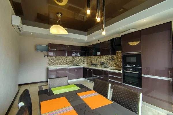 Rusya, Moskova- 17 Haziran 2018: iç oda daire. hostel standart onarım dekorasyon. modern mutfak, yemek alanı