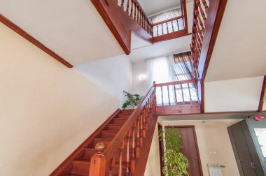 Rusya, Moskova... 26 Haziran 2018: iç oda dairesi. Pansiyonda standart onarım dekorasyonu. Merdivenler, basamaklar