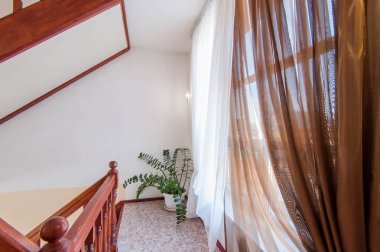 Rusya, Moskova... 26 Haziran 2018: iç oda dairesi. Pansiyonda standart onarım dekorasyonu. Merdivenler, basamaklar