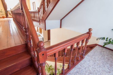 Rusya, Moskova... 26 Haziran 2018: iç oda dairesi. Pansiyonda standart onarım dekorasyonu. Merdivenler, basamaklar