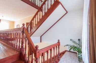 Rusya, Moskova... 26 Haziran 2018: iç oda dairesi. Pansiyonda standart onarım dekorasyonu. Merdivenler, basamaklar