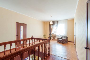 Rusya, Moskova... 26 Haziran 2018: iç oda dairesi. Pansiyonda standart onarım dekorasyonu. Merdivenler, basamaklar