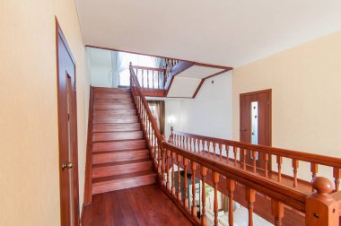 Rusya, Moskova... 26 Haziran 2018: iç oda dairesi. Pansiyonda standart onarım dekorasyonu. Merdivenler, basamaklar