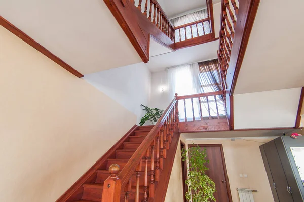 Rusya, Moskova... 26 Haziran 2018: iç oda dairesi. Pansiyonda standart onarım dekorasyonu. Merdivenler, basamaklar