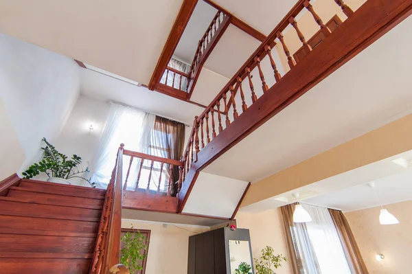 Rusya, Moskova... 26 Haziran 2018: iç oda dairesi. Pansiyonda standart onarım dekorasyonu. Merdivenler, basamaklar