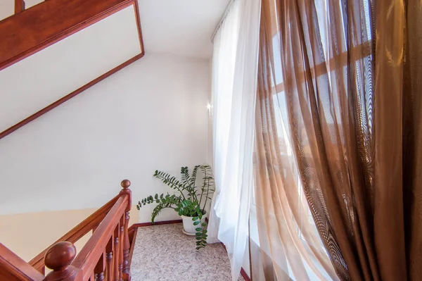 Rusya, Moskova... 26 Haziran 2018: iç oda dairesi. Pansiyonda standart onarım dekorasyonu. Merdivenler, basamaklar