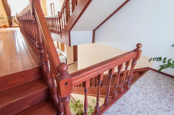 Rusya, Moskova... 26 Haziran 2018: iç oda dairesi. Pansiyonda standart onarım dekorasyonu. Merdivenler, basamaklar