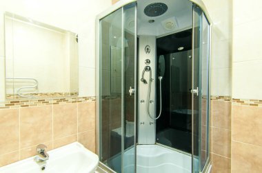 Rusya, Moskova... 26 Haziran 2018: iç oda dairesi. Pansiyonda standart onarım dekorasyonu. banyo, lavabo, dekorasyon elemanları, tuvalet.