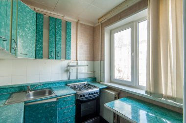 Rusya, Moskova... 26 Haziran 2018: iç oda dairesi. Pansiyonda standart onarım dekorasyonu. Modern mutfak, yemek alanı.