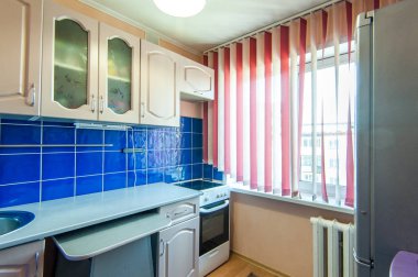 Rusya, Moskova - Mayıs 06, 2018: iç oda dairesi. Pansiyonda standart onarım dekorasyonu. Mutfak ve yemek odası