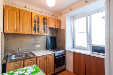 Rusya, Moskova - Mayıs 06, 2018: iç oda dairesi. Pansiyonda standart onarım dekorasyonu. Mutfak ve yemek odası