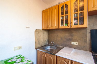 Rusya, Moskova - Mayıs 06, 2018: iç oda dairesi. Pansiyonda standart onarım dekorasyonu. Mutfak ve yemek odası