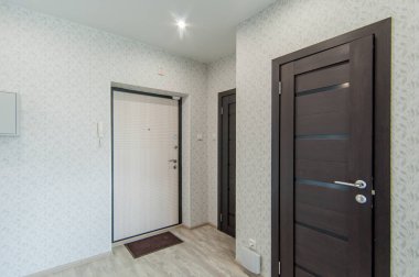 Rusya, Moskova - Mayıs 07, 2018: iç oda dairesi. Pansiyonda standart onarım dekorasyonu. oda kapıları, onarım