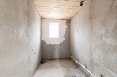 Rusya, Moskova - Mayıs 05, 2018: iç oda dairesi. Şehir evindeki standart onarım dekorasyonu. Kendi kendine bitirme kabataslak tamir