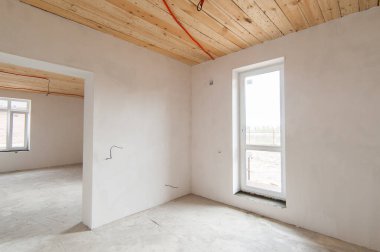 Rusya, Moskova - Mayıs 05, 2018: iç oda dairesi. Şehir evindeki standart onarım dekorasyonu. Kendi kendine bitirme kabataslak tamir