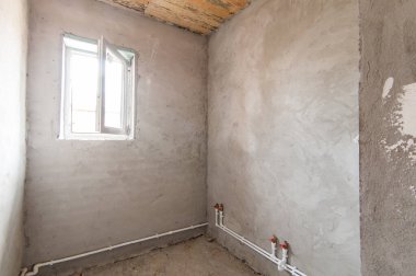 Rusya, Moskova - Mayıs 05, 2018: iç oda dairesi. Şehir evindeki standart onarım dekorasyonu. Kendi kendine bitirme kabataslak tamir