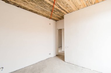 Rusya, Moskova - Mayıs 05, 2018: iç oda dairesi. Şehir evindeki standart onarım dekorasyonu. Kendi kendine bitirme kabataslak tamir