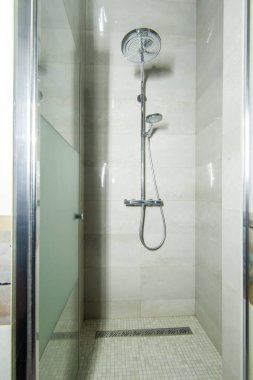 Rusya, Moskova... 12 Mayıs 2018: iç oda dairesi. Pansiyonda standart onarım dekorasyonu. Banyo ve tuvalet