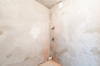 Rusya, Moskova... 17 Mayıs 2019: İç mekan dairesi. Pansiyonda standart onarım dekorasyonu. Kendi kendine bitirme kabataslak tamir