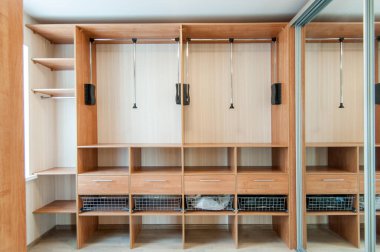 Rusya, Moskova... 21 Mayıs 2019: İç mekan dairesi. Pansiyonda standart onarım dekorasyonu. Kasaba evi. Soyunma odası, askılar, depolama sistemi