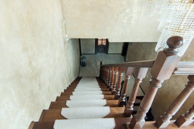 Rusya, Moskova... 21 Mayıs 2019: İç mekan dairesi. Pansiyonda standart onarım dekorasyonu. Kasaba evi. Merdivenler, basamaklar