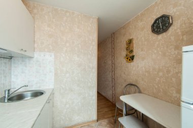 Rusya, Moskova... 21 Mayıs 2019: İç mekan dairesi. Pansiyonda standart onarım dekorasyonu. Mutfak ve yemek odası