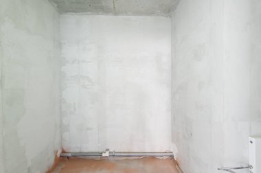 Rusya, Moskova... 21 Mayıs 2019: İç mekan dairesi. Standart onarım dekorasyonu. Kendi kendini bitirmek için kaba bir tadilat. İnşaatın bitiş aşaması