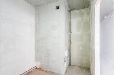 Rusya, Moskova... 21 Mayıs 2019: İç mekan dairesi. Standart onarım dekorasyonu. Kendi kendini bitirmek için kaba bir tadilat. İnşaatın bitiş aşaması