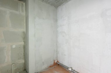 Rusya, Moskova... 21 Mayıs 2019: İç mekan dairesi. Standart onarım dekorasyonu. Kendi kendini bitirmek için kaba bir tadilat. İnşaatın bitiş aşaması