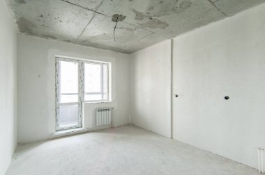 Rusya, Moskova... 21 Mayıs 2019: İç mekan dairesi. Standart onarım dekorasyonu. Kendi kendini bitirmek için kaba bir tadilat. İnşaatın bitiş aşaması