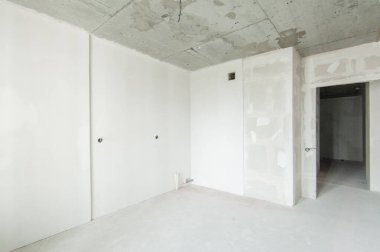 Rusya, Moskova... 21 Mayıs 2019: İç mekan dairesi. Standart onarım dekorasyonu. Kendi kendini bitirmek için kaba bir tadilat. İnşaatın bitiş aşaması