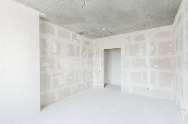 Rusya, Moskova... 21 Mayıs 2019: İç mekan dairesi. Standart onarım dekorasyonu. Kendi kendini bitirmek için kaba bir tadilat. İnşaatın bitiş aşaması