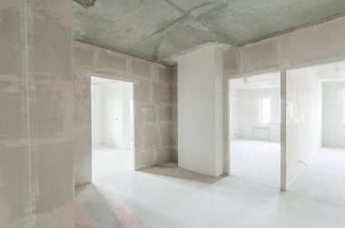 Rusya, Moskova... 21 Mayıs 2019: İç mekan dairesi. Standart onarım dekorasyonu. Kendi kendini bitirmek için kaba bir tadilat. İnşaatın bitiş aşaması