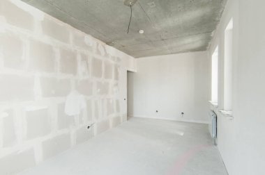 Rusya, Moskova... 21 Mayıs 2019: İç mekan dairesi. Standart onarım dekorasyonu. Kendi kendini bitirmek için kaba bir tadilat. İnşaatın bitiş aşaması