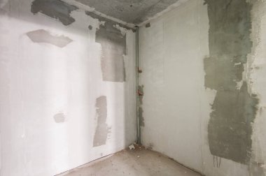 Rusya, Moskova... 21 Mayıs 2019: İç mekan dairesi. Standart onarım dekorasyonu. Kendi kendini bitirmek için kaba bir tadilat. İnşaatın bitiş aşaması