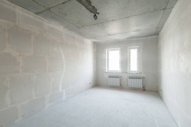 Rusya, Moskova... 21 Mayıs 2019: İç mekan dairesi. Standart onarım dekorasyonu. Kendi kendini bitirmek için kaba bir tadilat. İnşaatın bitiş aşaması