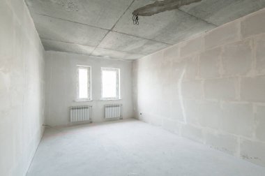 Rusya, Moskova... 21 Mayıs 2019: İç mekan dairesi. Standart onarım dekorasyonu. Kendi kendini bitirmek için kaba bir tadilat. İnşaatın bitiş aşaması