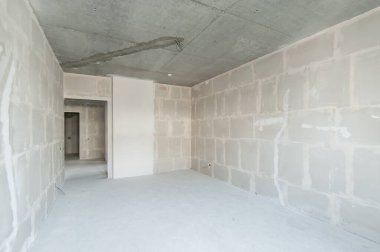 Rusya, Moskova... 21 Mayıs 2019: İç mekan dairesi. Standart onarım dekorasyonu. Kendi kendini bitirmek için kaba bir tadilat. İnşaatın bitiş aşaması