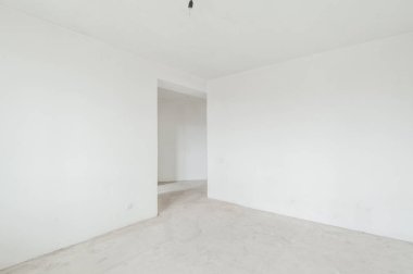 Rusya, Moskova... 21 Mayıs 2019: İç mekan dairesi. Standart onarım dekorasyonu. Kendi kendini bitirmek için kaba bir tadilat. İnşaatın bitiş aşaması