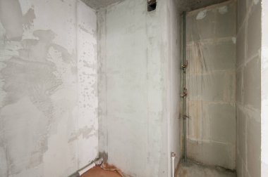 Rusya, Moskova... 21 Mayıs 2019: İç mekan dairesi. Standart onarım dekorasyonu. Kendi kendini bitirmek için kaba bir tadilat. İnşaatın bitiş aşaması