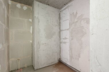 Rusya, Moskova... 21 Mayıs 2019: İç mekan dairesi. Standart onarım dekorasyonu. Kendi kendini bitirmek için kaba bir tadilat. İnşaatın bitiş aşaması