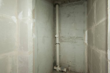 Rusya, Moskova... 21 Mayıs 2019: İç mekan dairesi. Standart onarım dekorasyonu. Kendi kendini bitirmek için kaba bir tadilat. İnşaatın bitiş aşaması