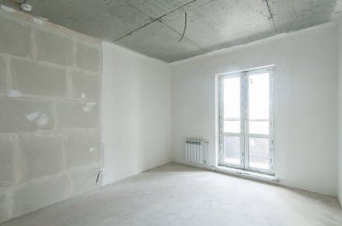 Rusya, Moskova... 21 Mayıs 2019: İç mekan dairesi. Standart onarım dekorasyonu. Kendi kendini bitirmek için kaba bir tadilat. İnşaatın bitiş aşaması