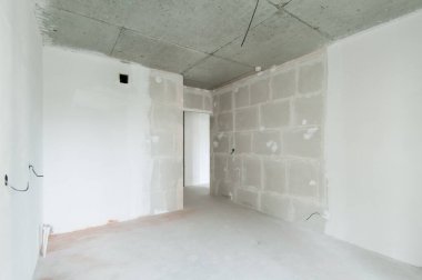 Rusya, Moskova... 21 Mayıs 2019: İç mekan dairesi. Standart onarım dekorasyonu. Kendi kendini bitirmek için kaba bir tadilat. İnşaatın bitiş aşaması