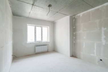 Rusya, Moskova... 21 Mayıs 2019: İç mekan dairesi. Standart onarım dekorasyonu. Kendi kendini bitirmek için kaba bir tadilat. İnşaatın bitiş aşaması