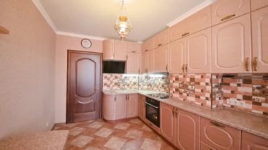 Rusya, Moskova... 27 Mayıs 2020: İç mekan dairesi modern, parlak, rahat atmosfer. Genel temizlik, ev dekorasyonu, satılık ev hazırlığı.