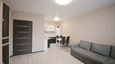 Rusya, Moskova... 27 Mayıs 2020: İç mekan dairesi modern, parlak, rahat atmosfer. Genel temizlik, ev dekorasyonu, satılık ev hazırlığı.