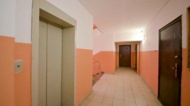 Rusya, Moskova... 27 Mayıs 2020: İç mekan dairesi modern, parlak, rahat atmosfer. Genel temizlik, ev dekorasyonu, satılık ev hazırlığı.