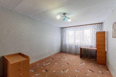 Rusya, Moskova... 7 Şubat 2020: İç mekan dairesi modern, parlak, rahat atmosfer. Genel temizlik, ev dekorasyonu, satılık ev hazırlığı.